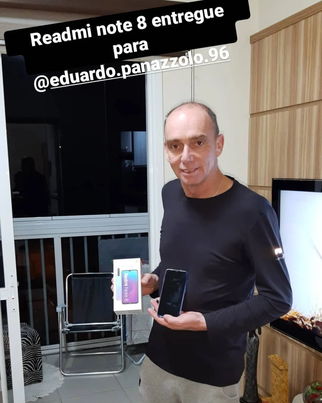 Cliente da MiTech com o aparelho recebido