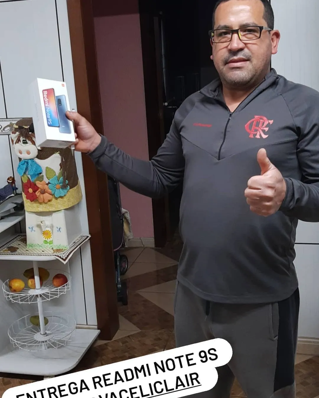 Cliente da MiTech com o aparelho recebido