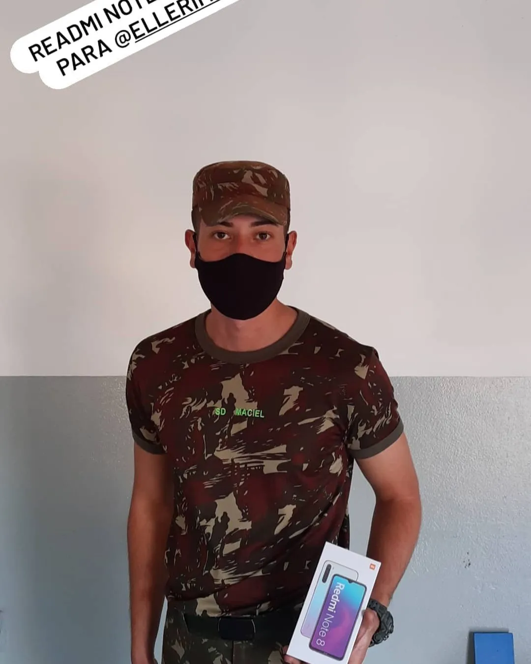 Cliente da MiTech com o aparelho recebido