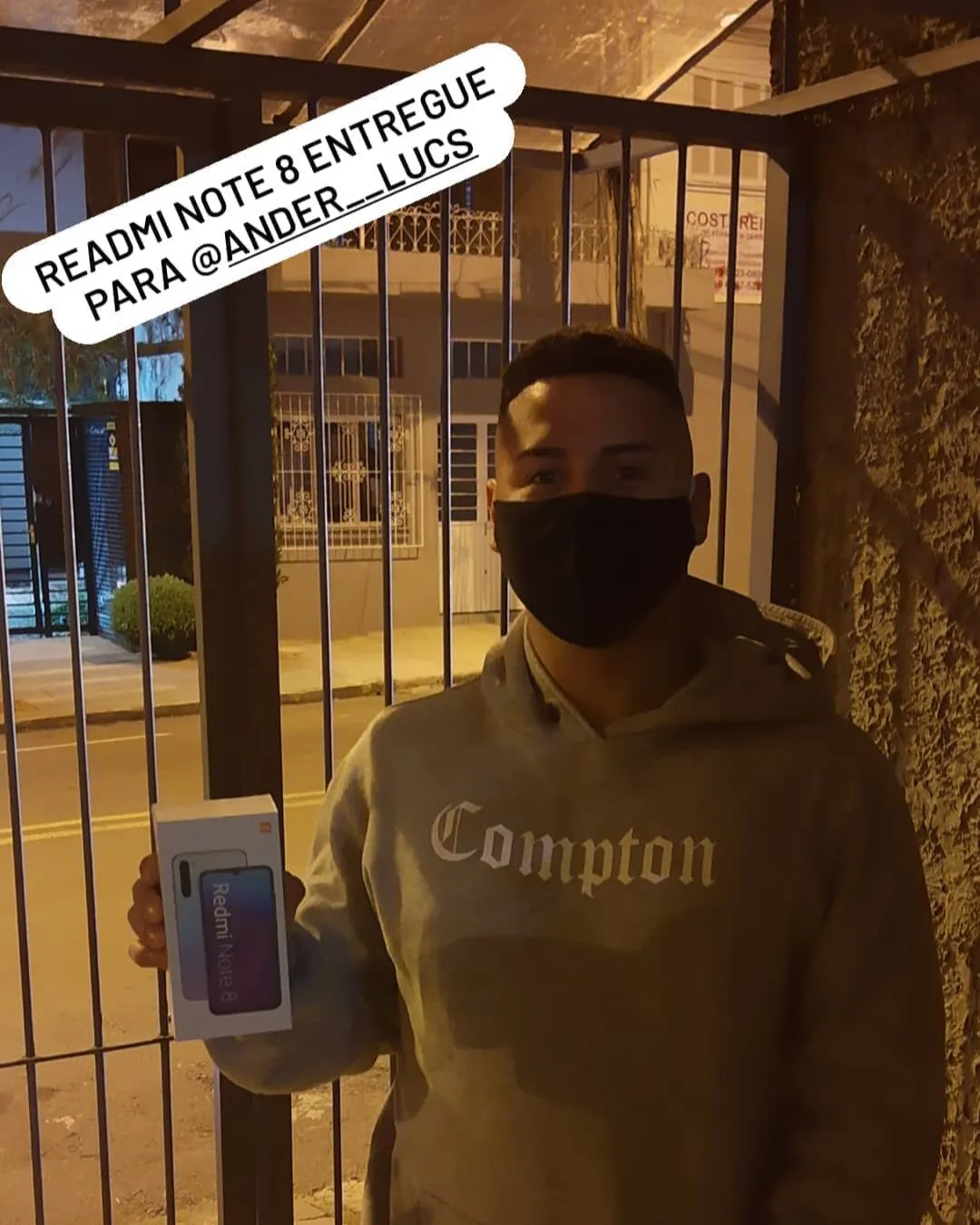 Cliente da MiTech com o aparelho recebido