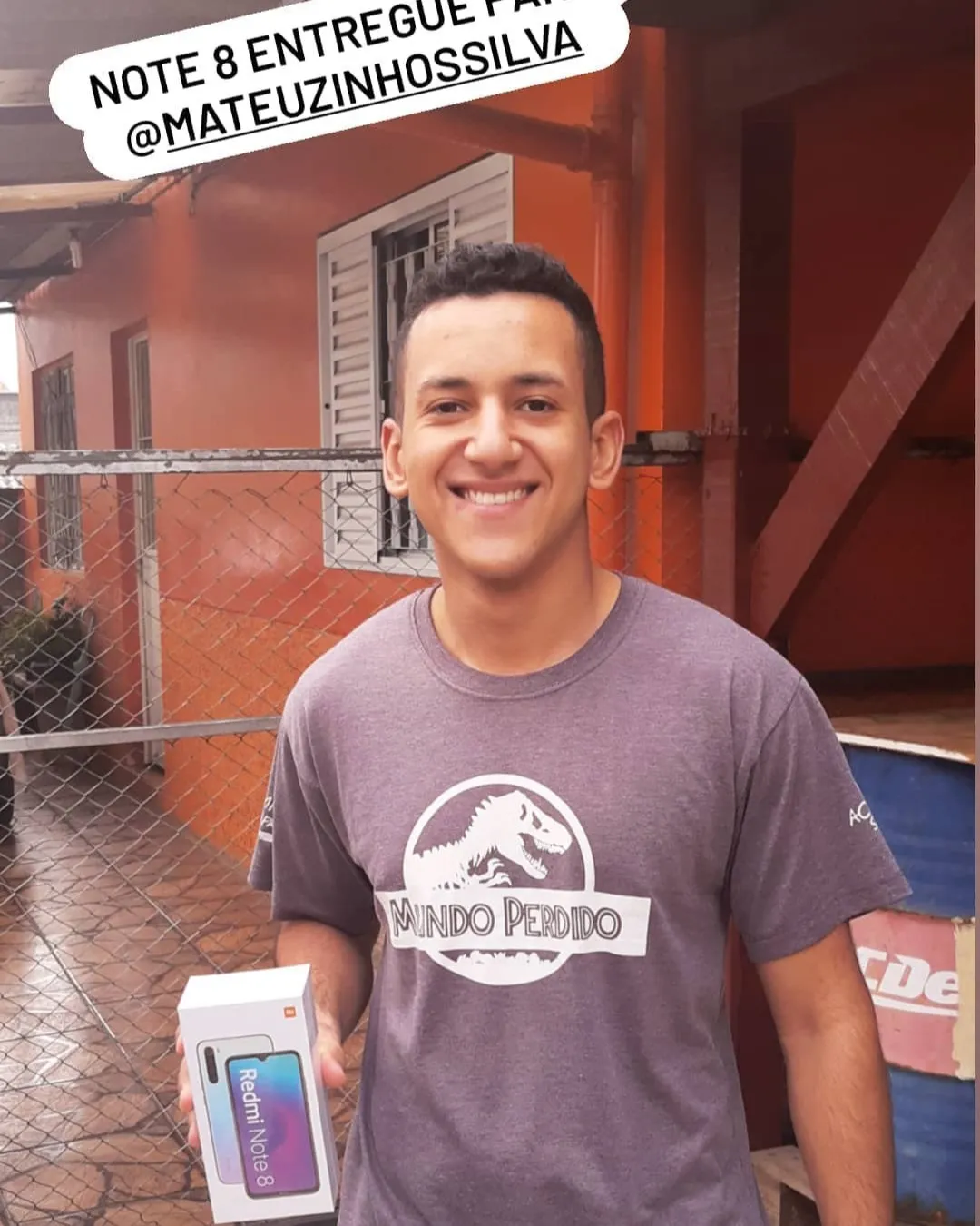 Cliente da MiTech com o aparelho recebido