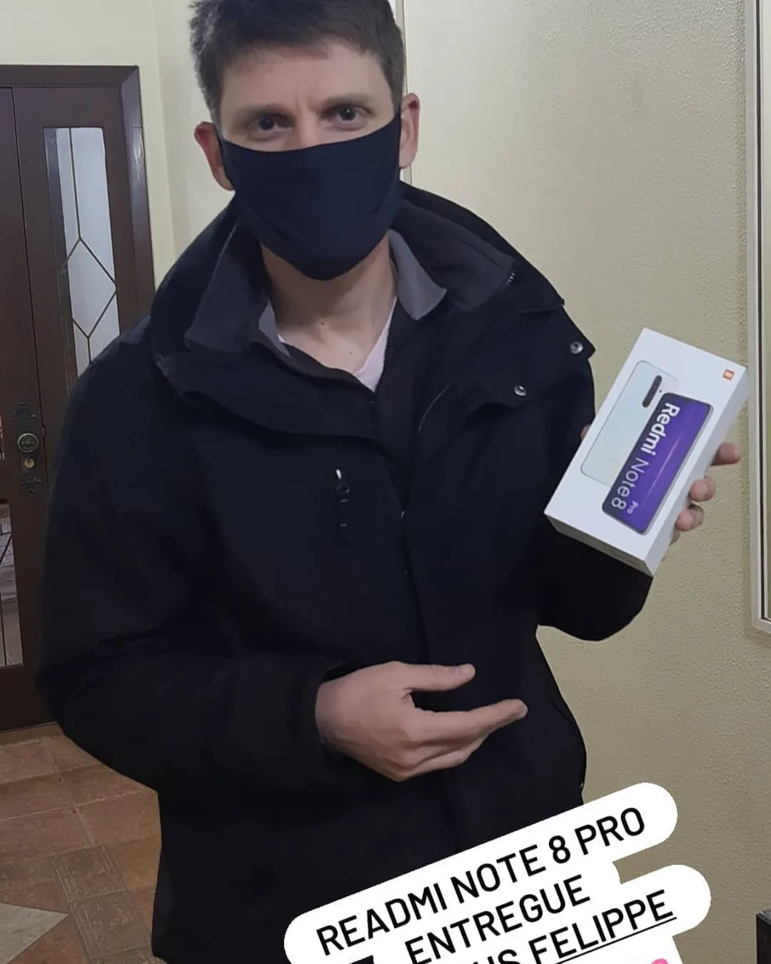 Cliente da MiTech com o aparelho recebido