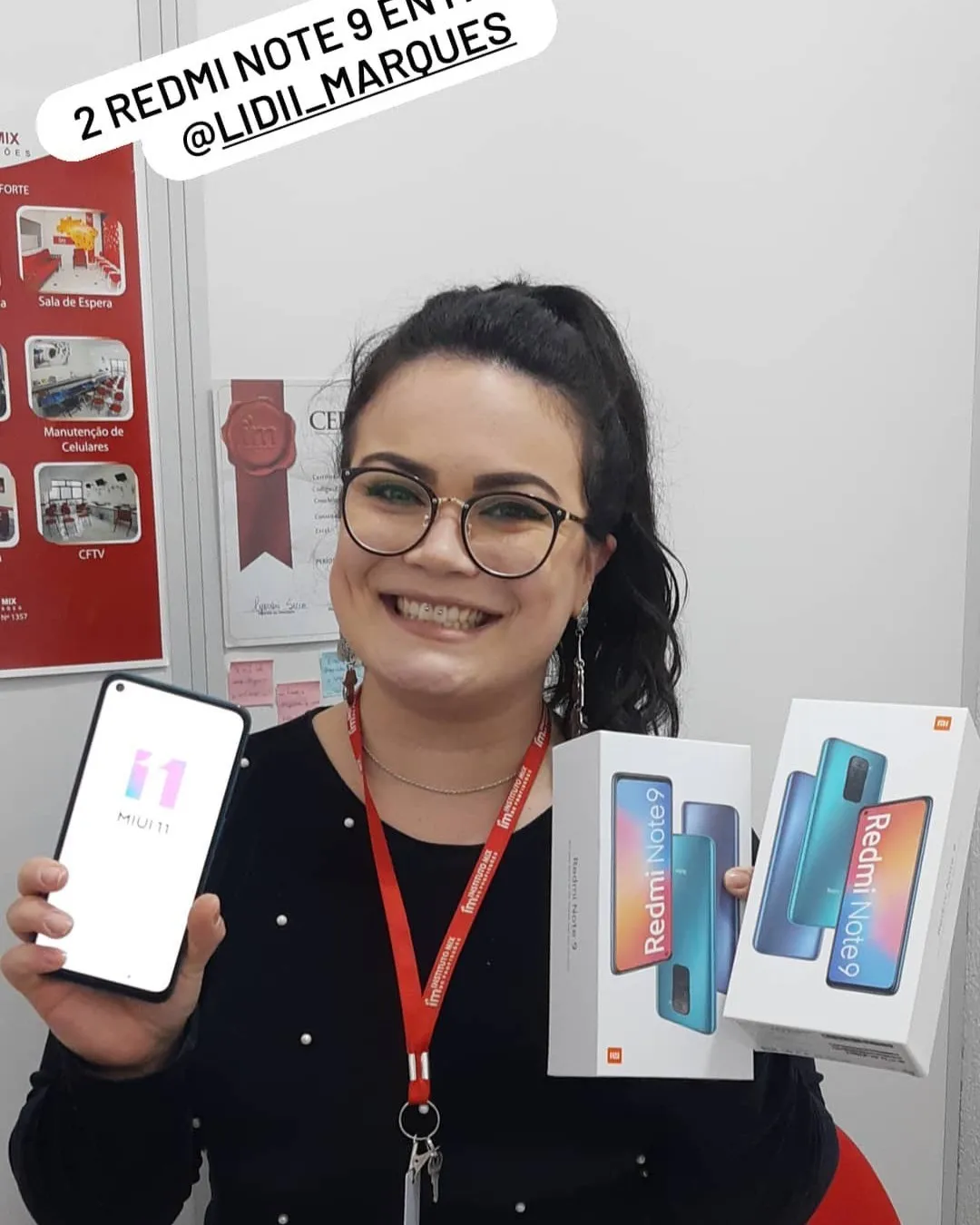 Cliente da MiTech com o aparelho recebido