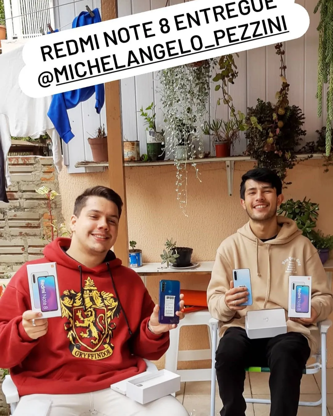 Cliente da MiTech com o aparelho recebido