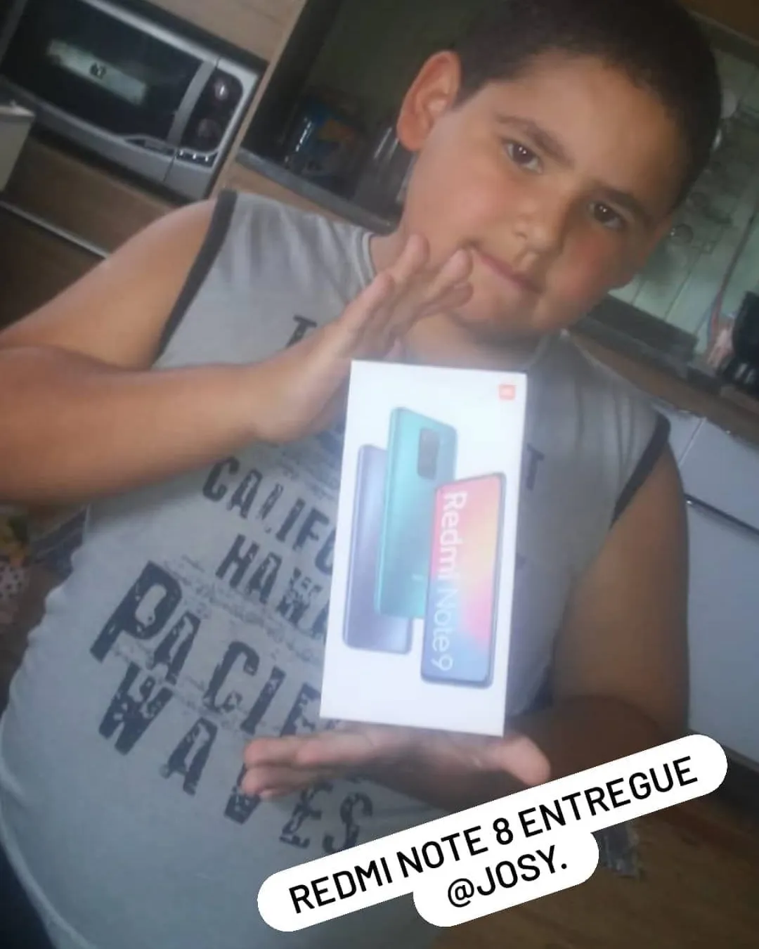 Cliente da MiTech com o aparelho recebido