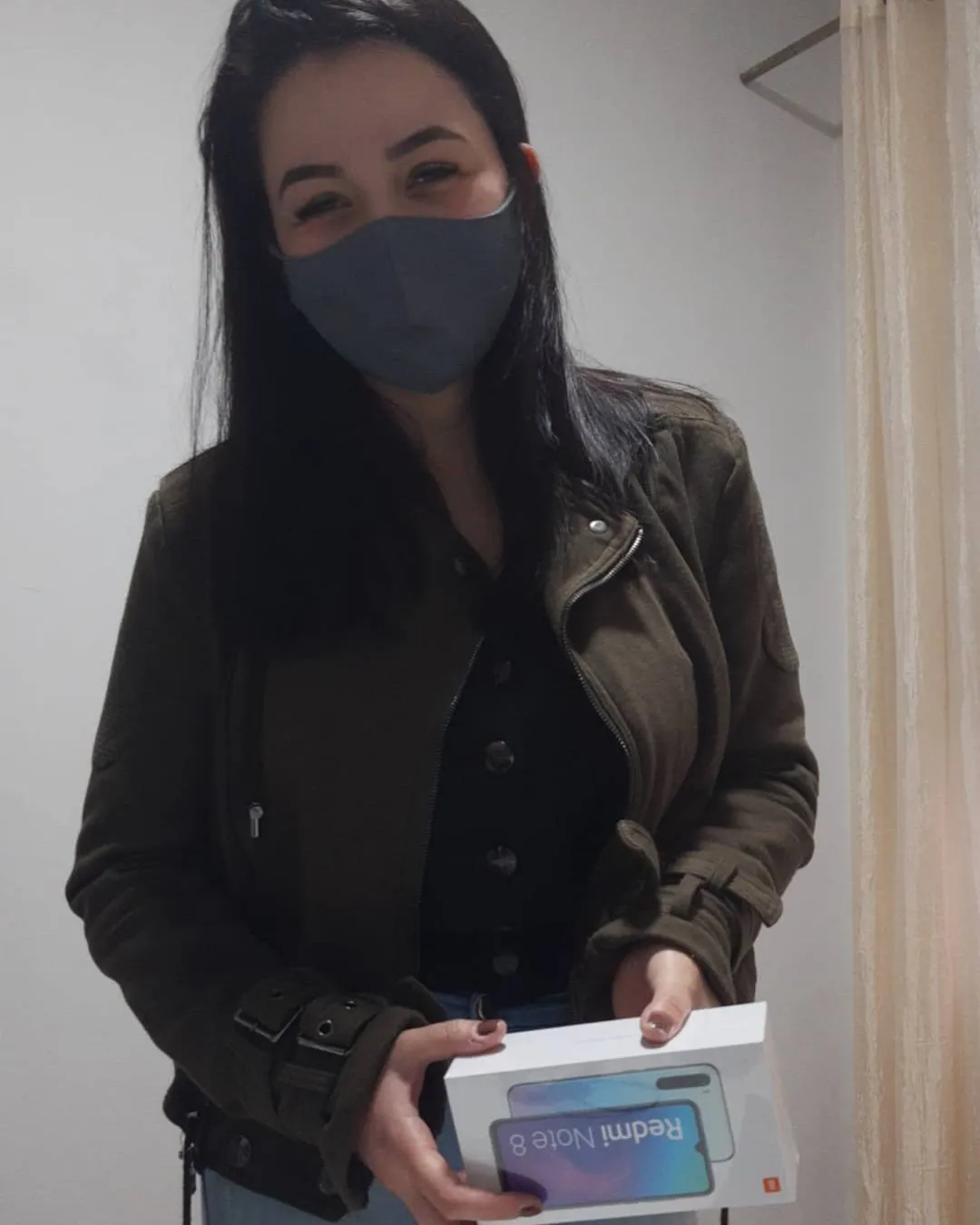 Cliente da MiTech com o aparelho recebido