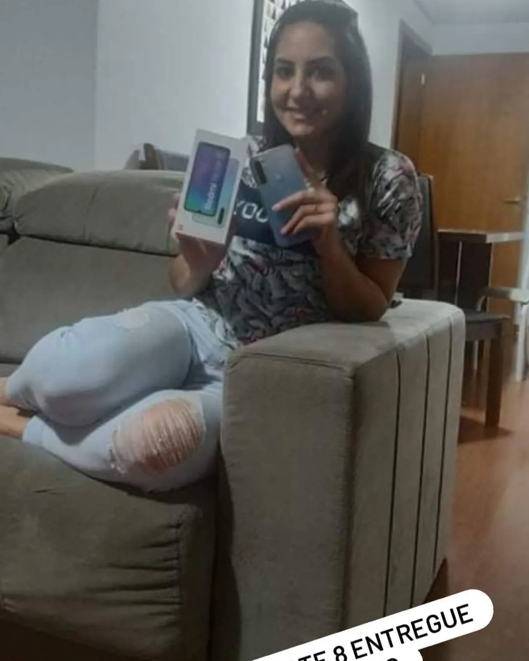 Cliente da MiTech com o aparelho recebido
