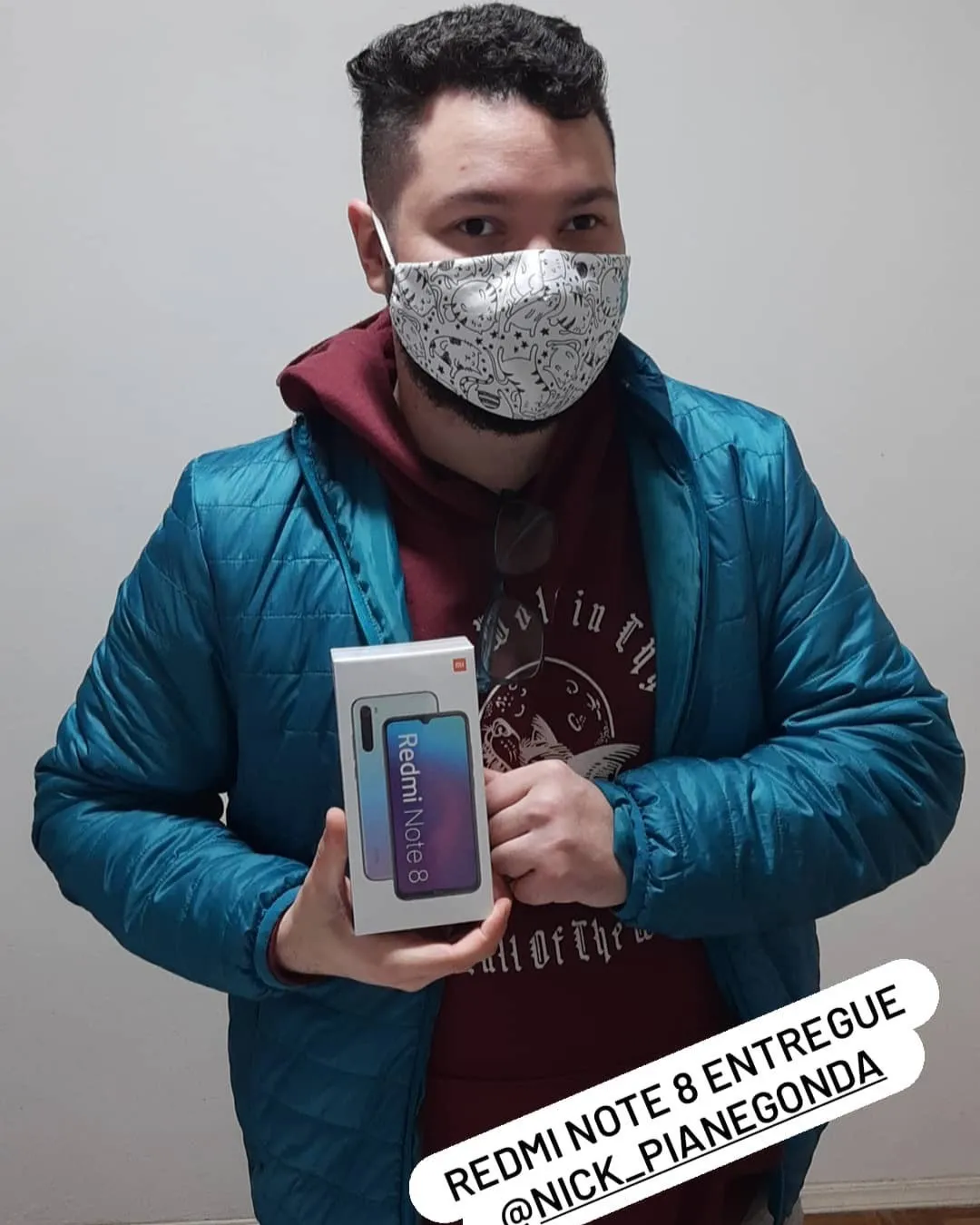 Cliente da MiTech com o aparelho recebido