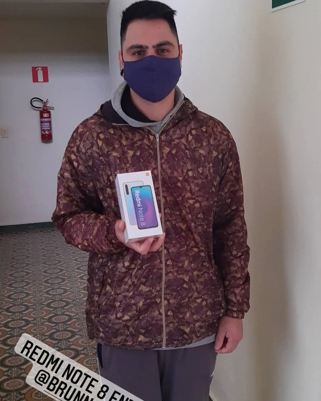 Cliente da MiTech com o aparelho recebido
