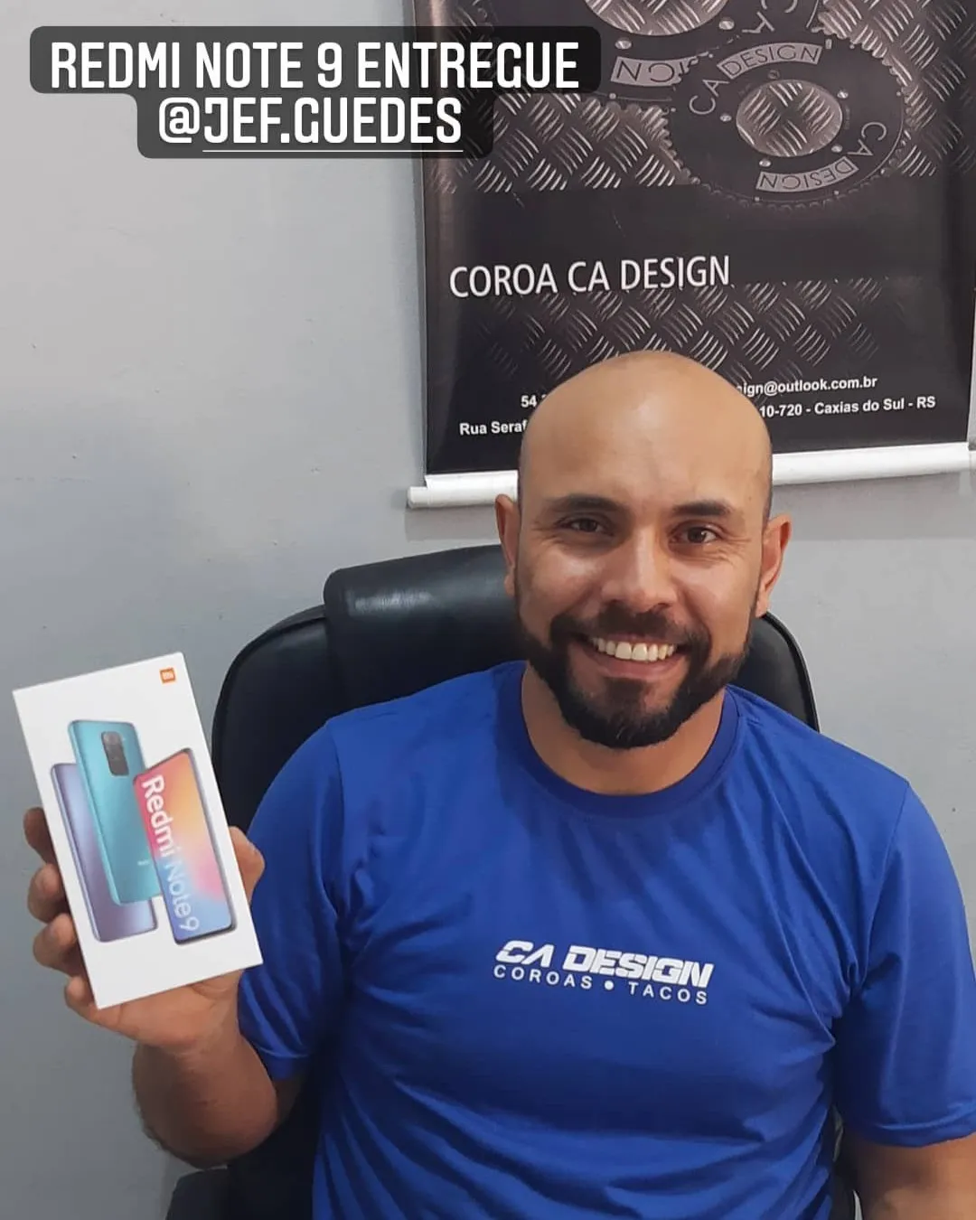 Cliente da MiTech com o aparelho recebido