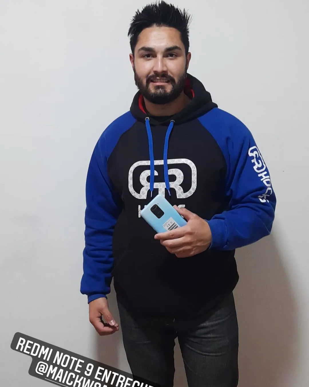 Cliente da MiTech com o aparelho recebido