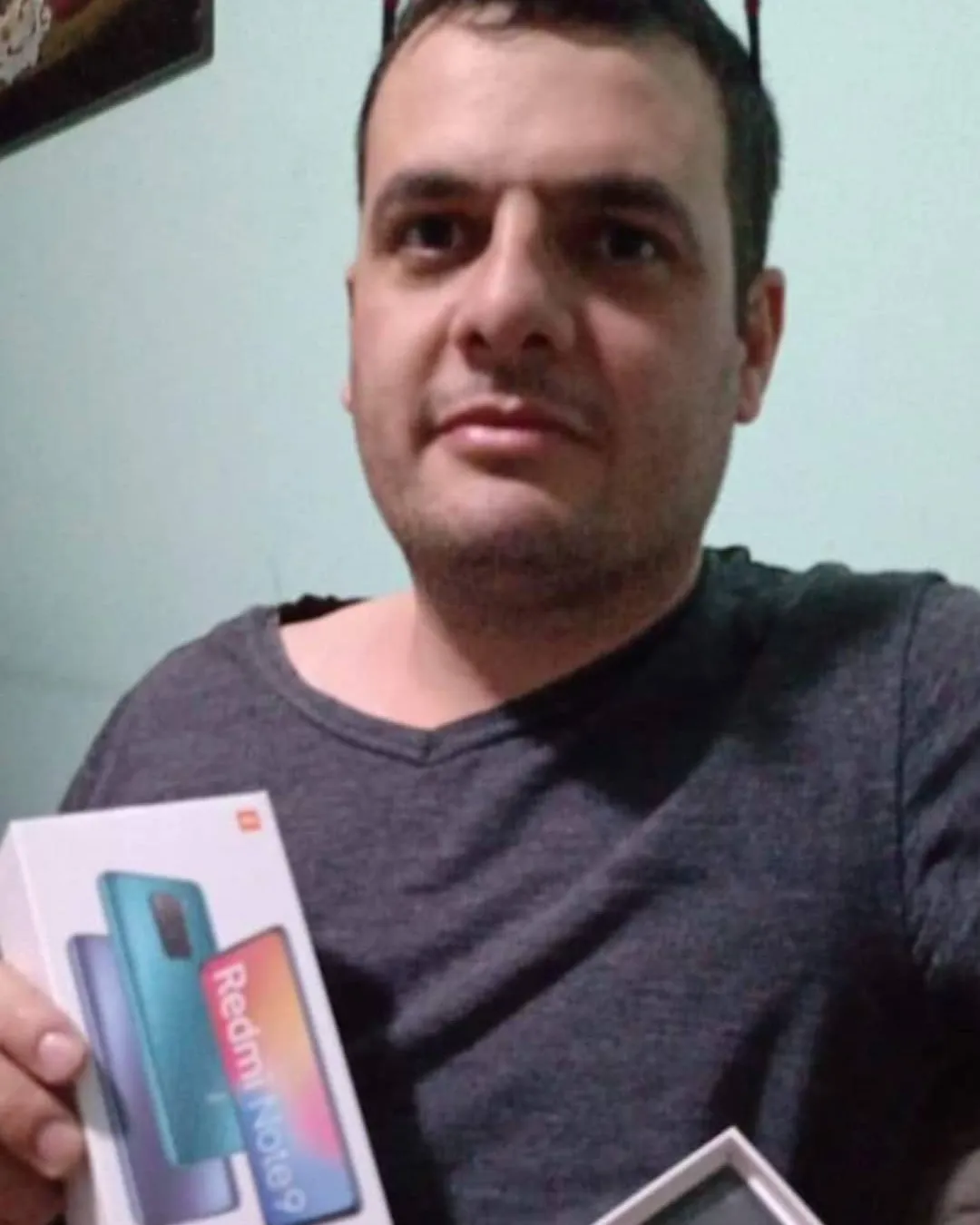 Cliente da MiTech com o aparelho recebido