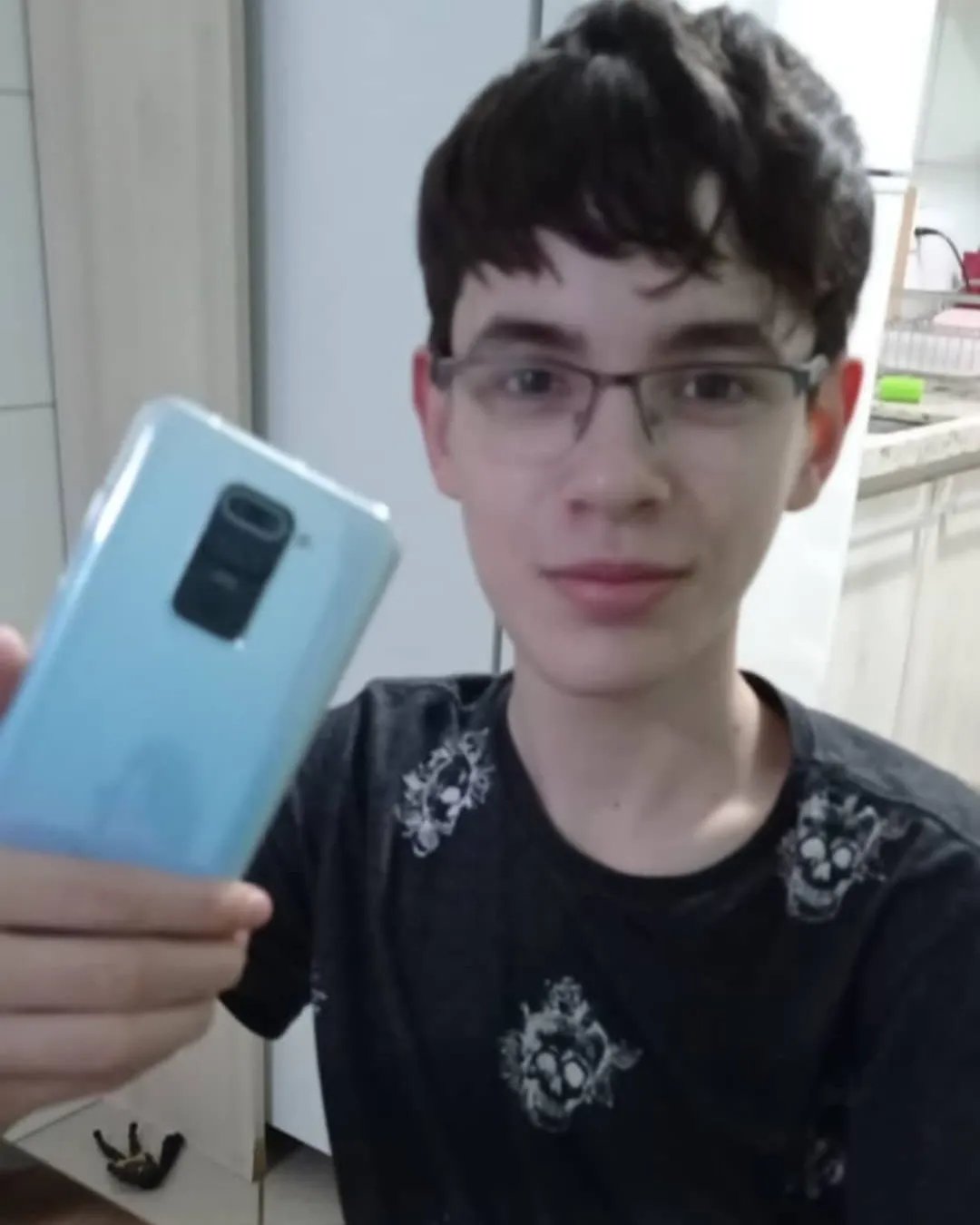 Cliente da MiTech com o aparelho recebido