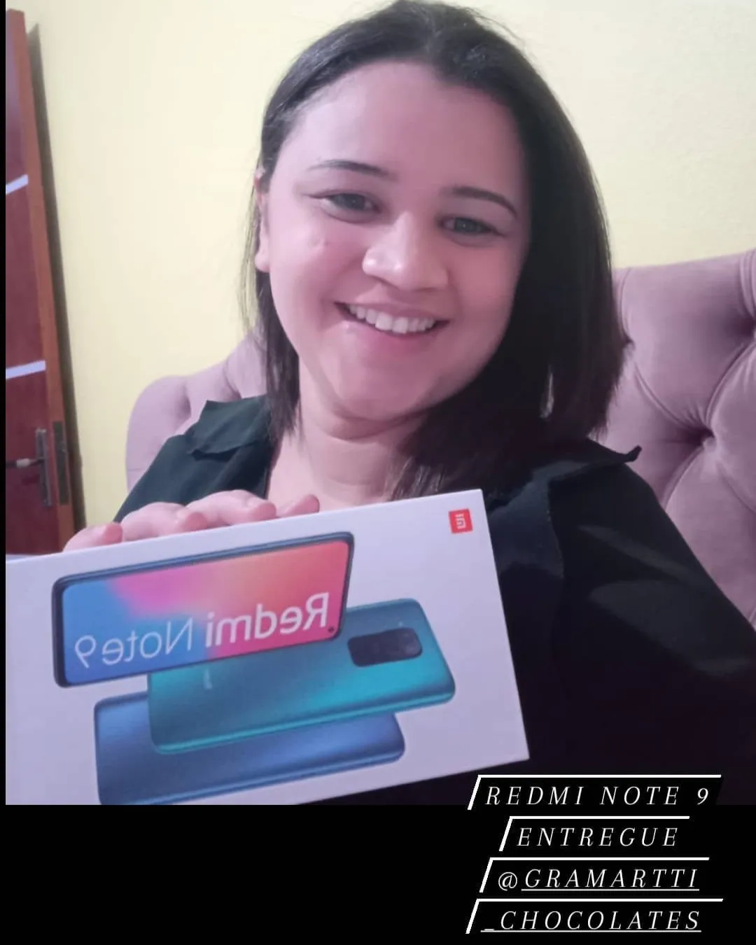 Cliente da MiTech com o aparelho recebido